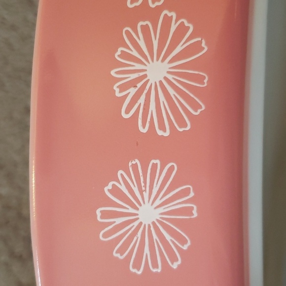 Vintage 1950s Pyrex pink and white Daisy divided casserole dish with divided lid - Picture 11 of 12